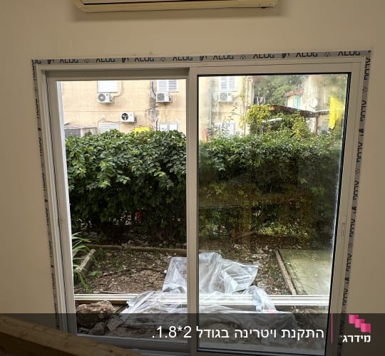 התקנת חלון הזזה מאלומיניום לבן בחדר